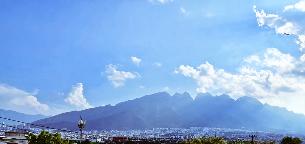#FelizSabado desde Monterrey 
🌄

"1. El que habita al abrigo del Altísimo se acoge a la sombra del Todopoderoso.
2.  Yo le digo al Señor: «Tú eres mi refugio, mi fortaleza, el Dios en quien confío» .

Salmo 91 🙏🏽