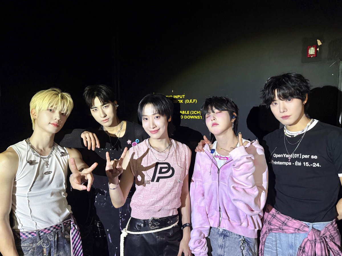 [#ONEWE]

🪐 2025 ONEWE WORLD TOUR
'O! NEW E!volution Ⅳ' ENCORE - DAY 1 🪐

원위라는 별에서 항상 곁에 있을 위브와 함께
오늘의 콘서트도 멋지게 완료 🫶🎉

위브들 덕분에 그 어느 때보다
마음이 꽉 찬 하루가 되었어요 🥰 언제나 그 자리에 있어주는 
우리 위브들 오늘도 감사합니다 🩷