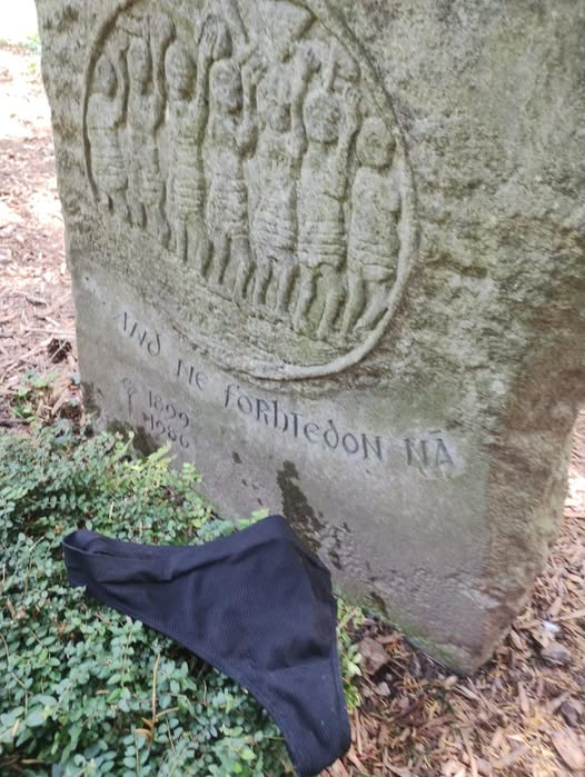 14 de junio de 1986, fallecía el escritor argentino Jorge Luis Borges. Venerado por muchos, incluso después de su muerte tal cual lo muestra esta tanga dejada como ofrenda en su tumba.