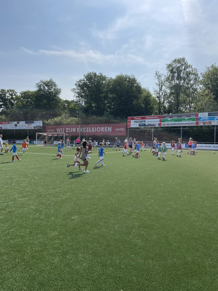 200 kinderen
100 ( iets te fanatieke) moeders
600 ijsjes 
Familiedag was 1 groot succes