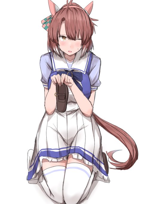 お題の自分の靴を片方だけ脱いで、その靴を両手で持って恥ずかしそうにしてしゃがみこんでいる制服姿のダンツフレームちゃんです。 