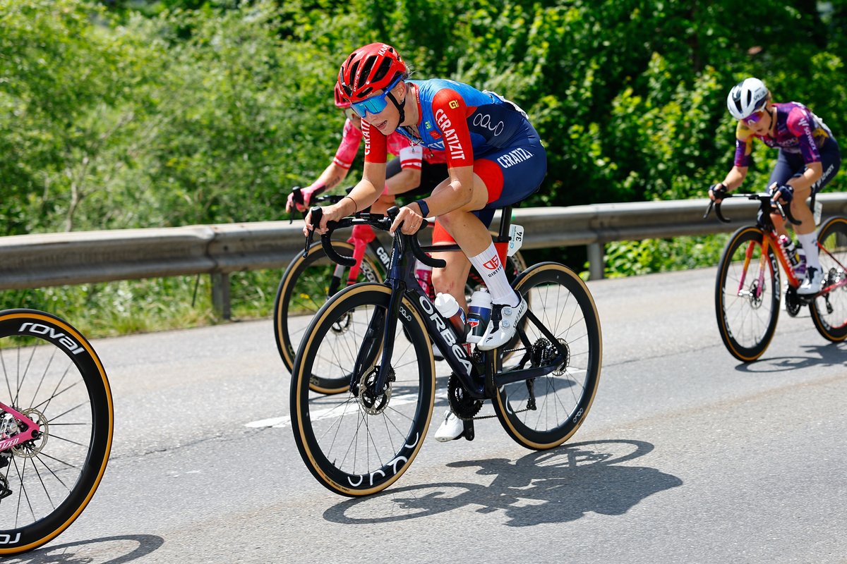 Less than 50km to go on stage 3️⃣ #TourdeSuisse 🇨🇭

We're all in the bunch as we begin the climbing portion of the day, ahead of the expected sprint finish 👀

📸 Sprint Cycling