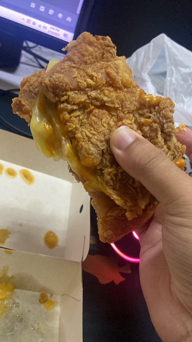 ch0pichuck's tweet photo. Ni zinger double down ke syndrome down @KFCmalaysia https://t.co/gERTRmnRtD