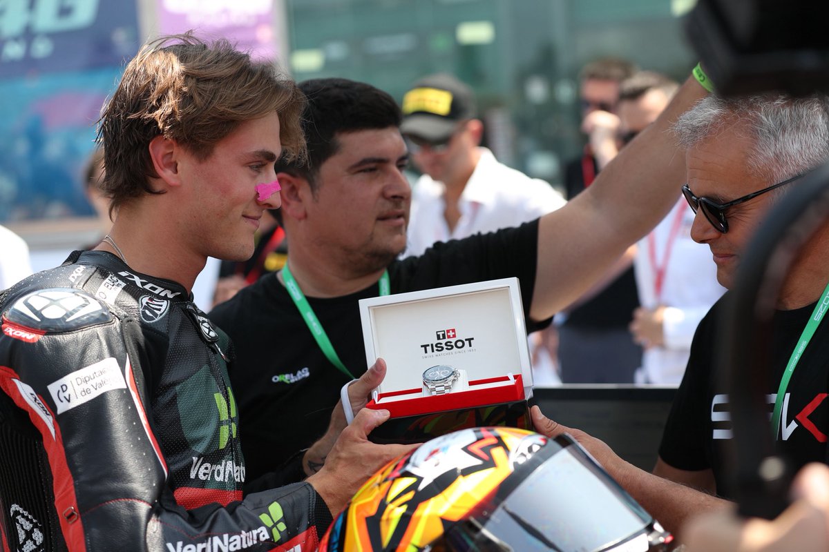 La primera carrera del Round Pirelli Emilia-Romagna de WorldSPP ha sido una auténtico montaña rusa de emociones. Jaume Masià (Orelac Racing VerdNatura) ha firmado un adelantamiento final sobre Can Oncu (Yamaha BLU CRU Evan Bros Team) para hacerse con la segunda posición.