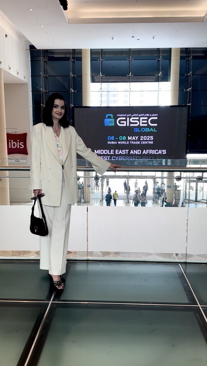 Anna Hiver🐝 tweet media