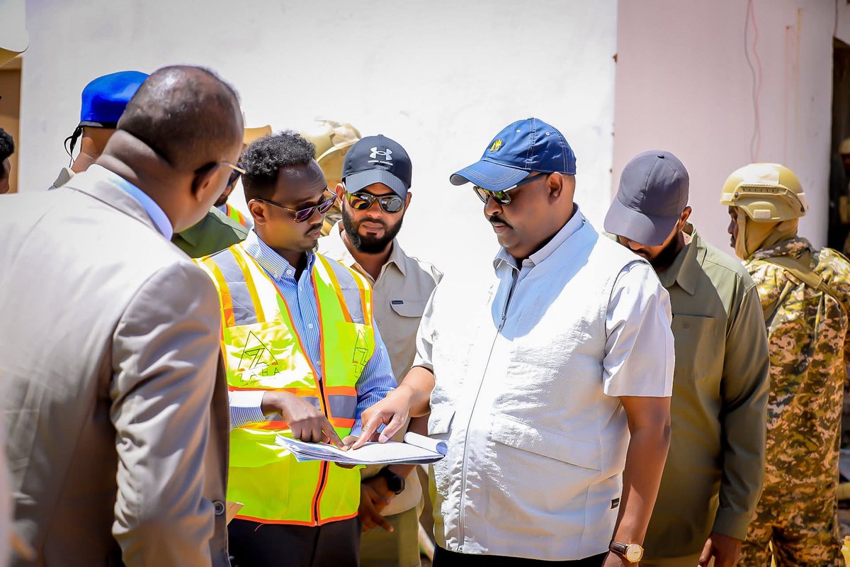 Plpoliceforce's tweet image. Garoowe | 14 June 2025
Madaxweynaha Puntland @HESaidADeni kormeeray dhismaha Taliska Guud ee Booliiska & Saldhigga Dhexe ee Garoowe oo maraya heer gebogebo.
facebook.com/share/p/1HheQh…
#Puntland #Amniga #Garowe #PuntlandDevelopment