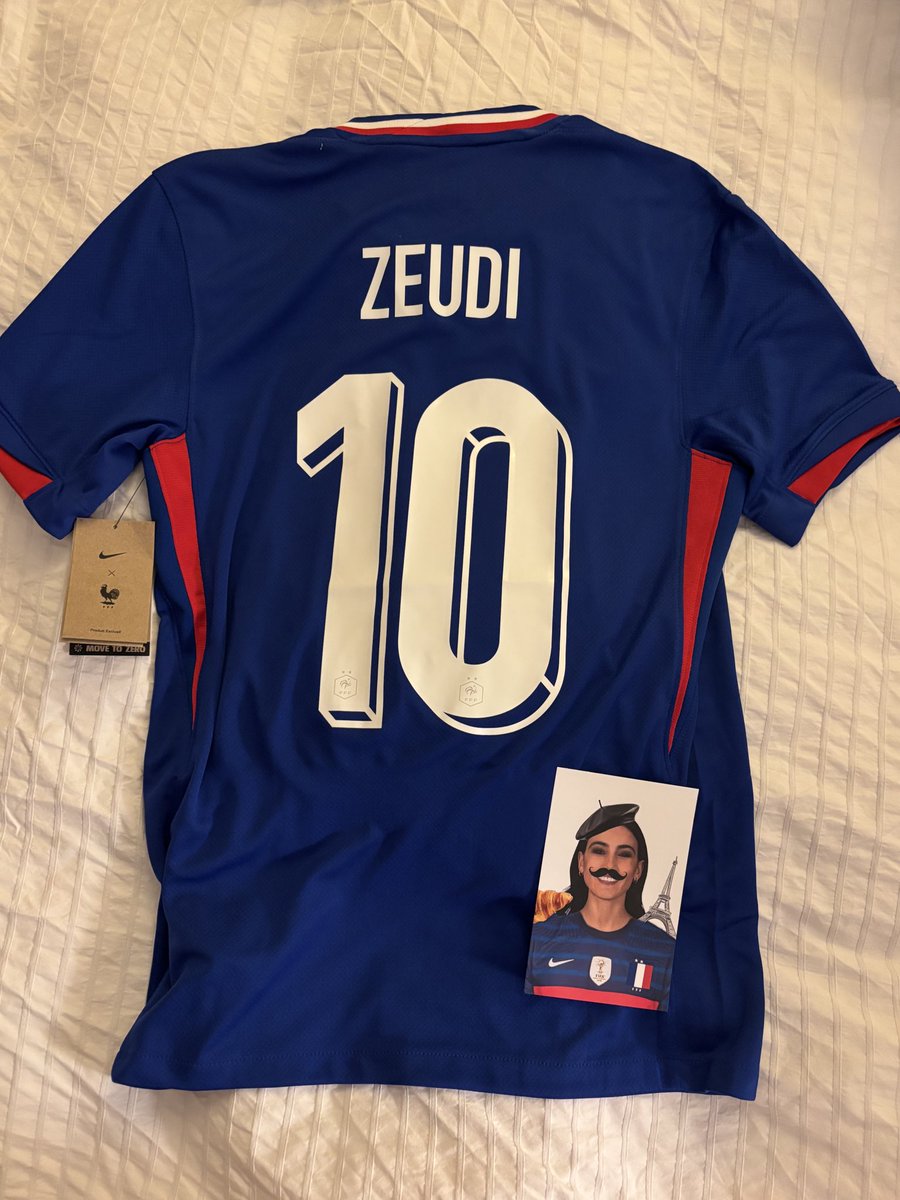 juliesundanckid's tweet photo. And here’s the French jersey to add to her collection (photo needed for inspiration) #ZeudinersFRpackage https://t.co/GNRtYbtzxA