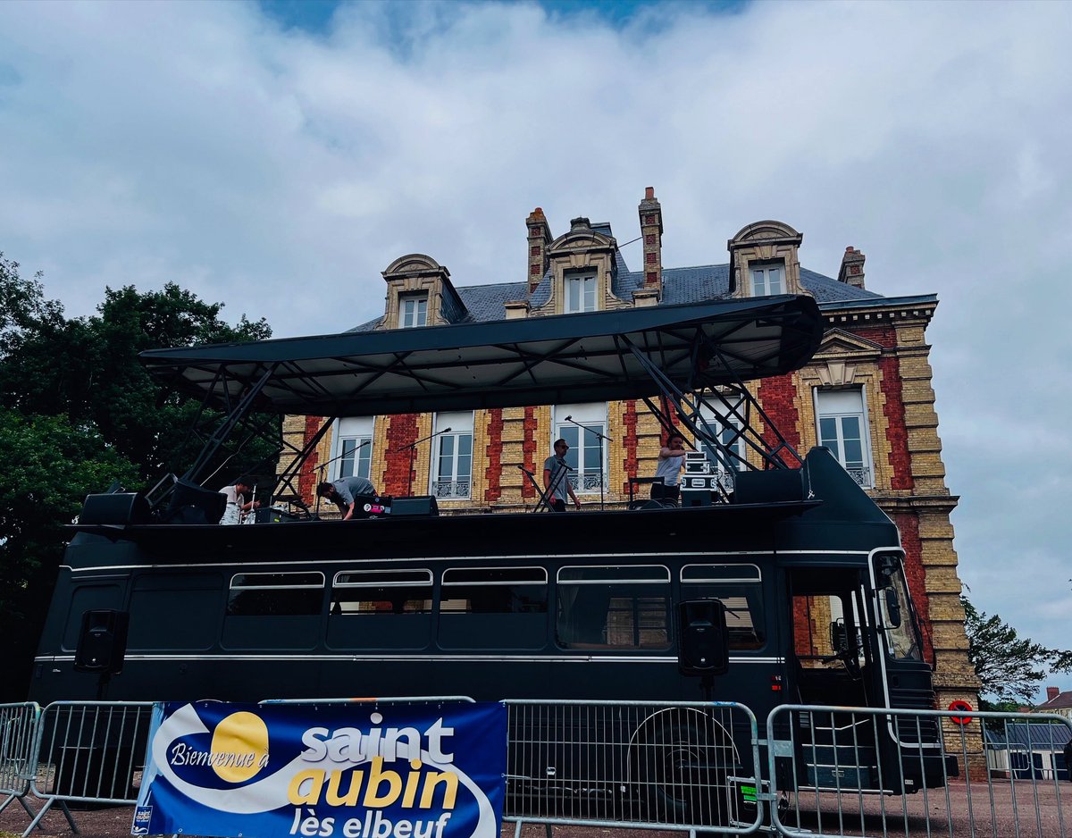 En pleine installation pour le premier concert de la saison #carpanorama à Saint Aubin Les Elbeuf 🚌 Aujourd’hui <a href="/ForTheHackers/">For The Hackers</a> et Les Agités du Bocal 🎸🎸🎸