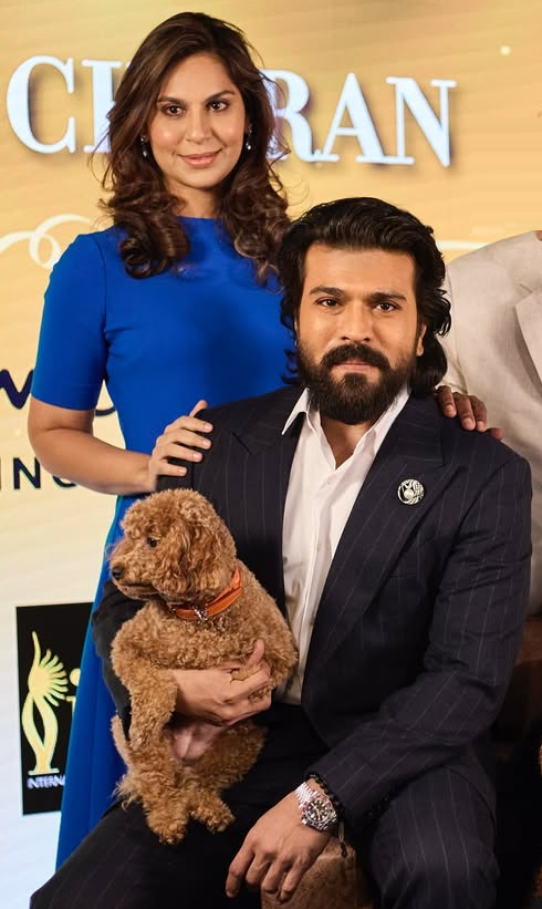 LoveRajamouli's tweet image. 元の画像でライムもいっしょに☺️🥂🐶
チャラン夫妻の結婚記念日おめでとうございます💍✨
#MrCMrsC13thAnniversary 
@AlwaysRamCharan @upasanakonidela #rhyme