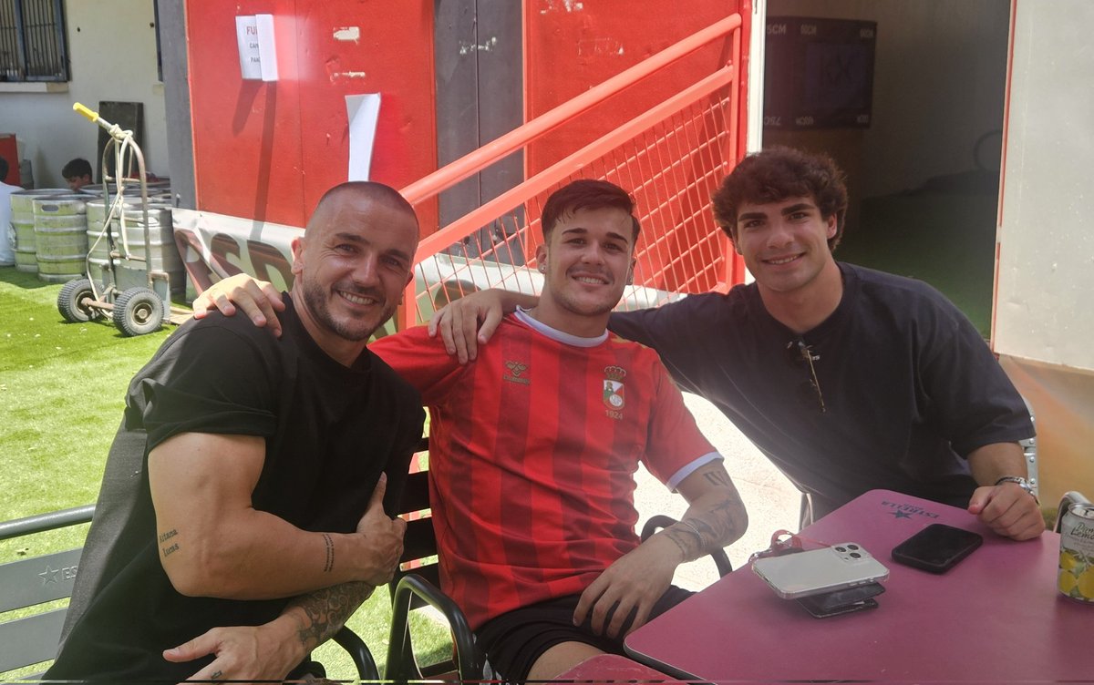 AvantiRSDA (@avantirsda1924) on Twitter photo En el Día del Club, el gran Air Nieto (subcampeón del Torneo con Avanti) flanqueado por el Metrónomo y el Niño Maravilla. 
Estos chicos tienen RSDA en las venas!!! En el Día del Club, el gran Air Nieto (subcampeón del Torneo con Avanti) flanqueado por el Metrónomo y el Niño Maravilla. 
Estos chicos tienen RSDA en las venas!!!