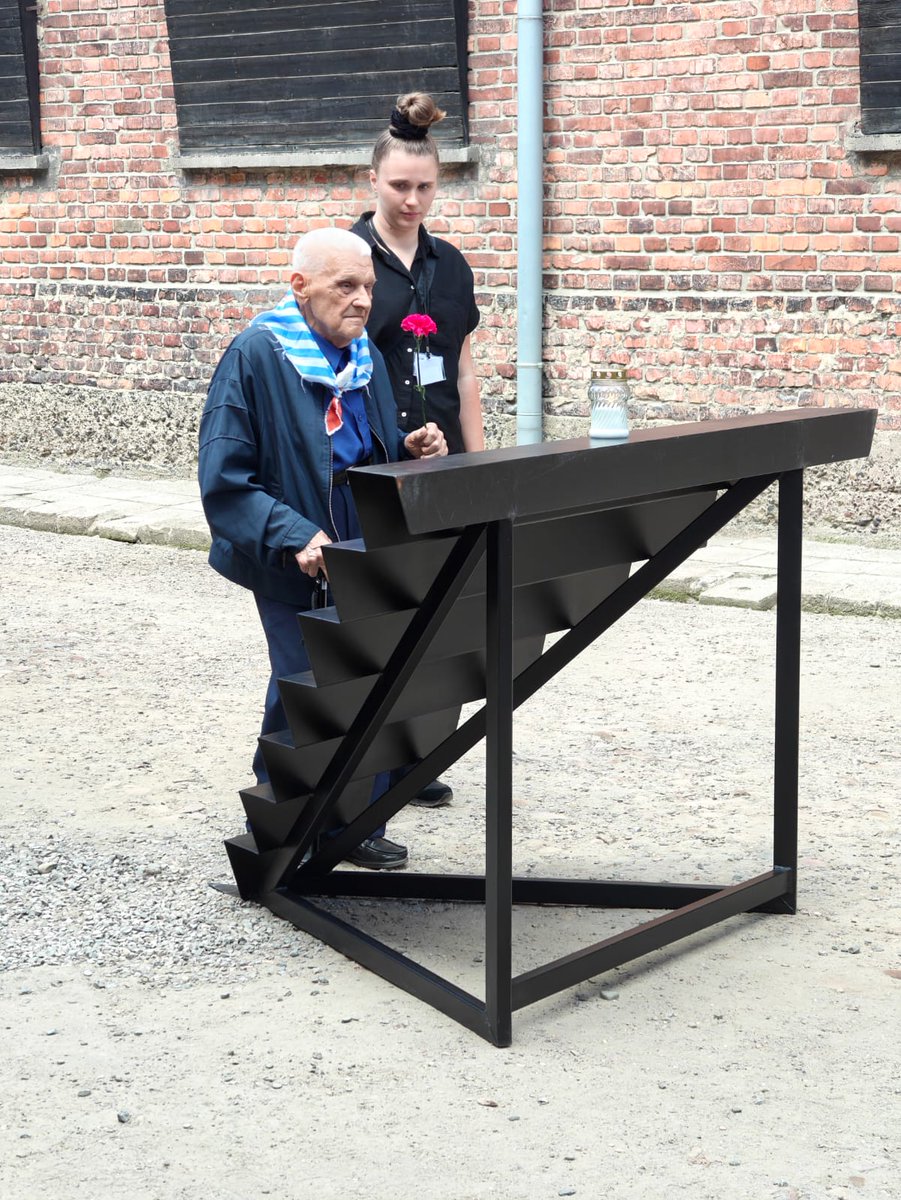 Cedric Peltier (@peltiercedric) on Twitter photo Ce 14 juin, Journée nationale de la mémoire des victimes des camps de concentration nazis, j’ai représenté la France à <a href="/AuschwitzMuseum/">Auschwitz Memorial</a>
85 ans après le 1er convoi, nous rendons hommage aux victimes des camps, et réaffirmons :
Mémoire. Dignité. Vigilance.
#NeverAgain #Mémoire Ce 14 juin, Journée nationale de la mémoire des victimes des camps de concentration nazis, j’ai représenté la France à <a href="/AuschwitzMuseum/">Auschwitz Memorial</a>
85 ans après le 1er convoi, nous rendons hommage aux victimes des camps, et réaffirmons :
Mémoire. Dignité. Vigilance.
#NeverAgain #Mémoire