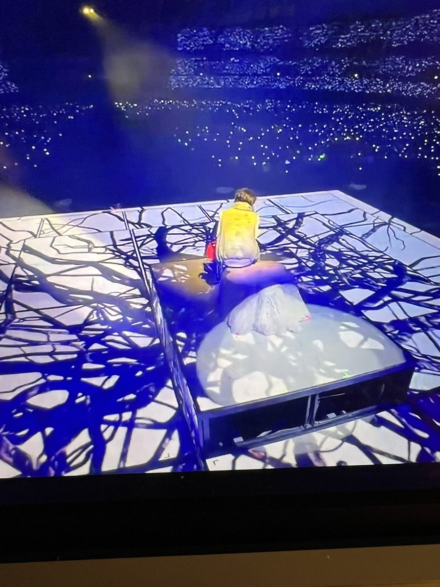 hokyoongi's tweet image. HES SITTING ON HIS ROOTS IM SICK