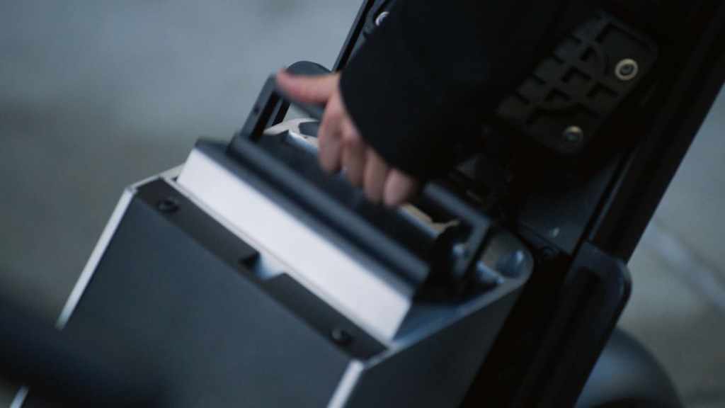 IqFine's tweet image. Meet Olto: The electric moped that rides like an e-bike but feels like a mini EV 🚲⚡
✅No license &amp;amp; insurance.
✅40-mile range.
✅GPS. NFC unlock, storage &amp;amp; suspension.
$3,495 gets you a futuristic city bike ride.
#Olto #InfiniteMachine #ElectricBike #EVnews #Micromobility