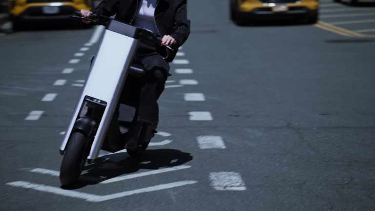 IqFine's tweet image. Meet Olto: The electric moped that rides like an e-bike but feels like a mini EV 🚲⚡
✅No license &amp;amp; insurance.
✅40-mile range.
✅GPS. NFC unlock, storage &amp;amp; suspension.
$3,495 gets you a futuristic city bike ride.
#Olto #InfiniteMachine #ElectricBike #EVnews #Micromobility