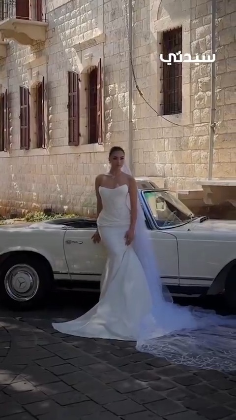 بين إطلالات ملكية فخمة وإطلالات ناعمة تعكس البساطة.. جمعنا لكي أجمل فساتين زفاف النجمات في الفترة الأخيرة لتستوحي منها فستان زفافك بين إطلالات ملكية فخمة وإطلالات ناعمة تعكس البساطة.. جمعنا لكي أجمل فساتين زفاف النجمات في الفترة الأخيرة لتستوحي منها فستان زفافك