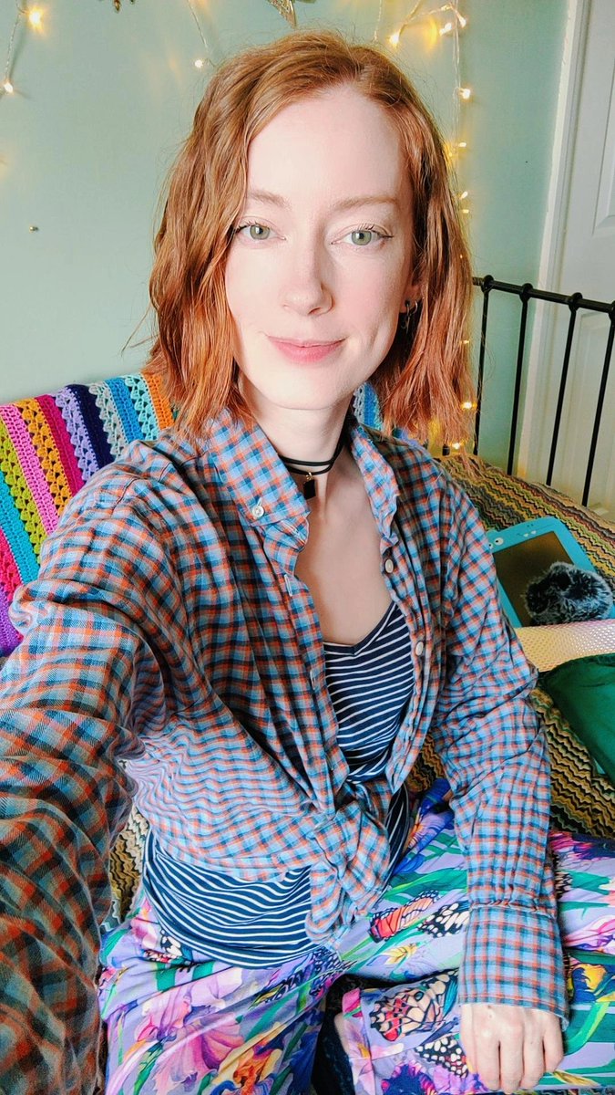 Hulloo chats and maybe painting 🎨 twitch.tv/misschloeasmr