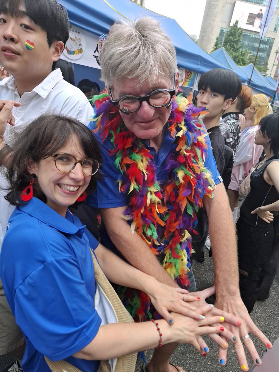 🏳️‍🌈 How to say LOVE❤️ in European languages? 
Team 🇪🇺 Europe at Seoul Queer Parade 2025✨️ #EU4LGBTQIA