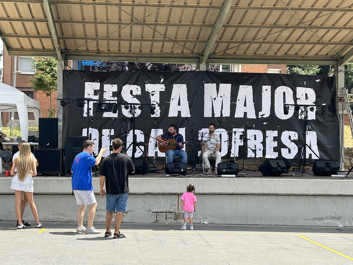 Aquest cap de setmana també és Festa Major al barri de Can Jofresa i aquest migdia hem anat a fer el vermut acompanyat de música 🎵🎉🫒