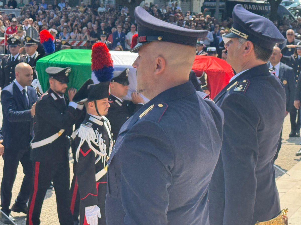 La #PoliziadiStato ha partecipato, con commozione, all'ultimo saluto al brigadiere capo Carlo Legrottaglie, dato ad Ostuni da centinaia di cittadini e dall'Italia intera.
Un mattinata di vicinanza alla sua famiglia e ai <a href="/_Carabinieri_/">Arma dei Carabinieri</a>
Fai buon viaggio Carlo 🇮🇹👮‍♂️

#14giugno