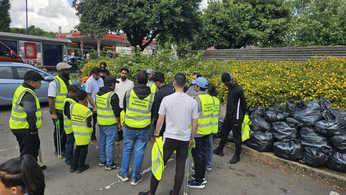 AMYAWolves's tweet image. AMYA Wolverhampton branch carried out Litter Picking 🧹 the streets of #Wolverhampton
#LitterPicking
"Serving Humanity is what our faith teaches us”
@WolvesCouncil
@UKMuslimYouth
@AMYA_Humanity
@AMYA WM