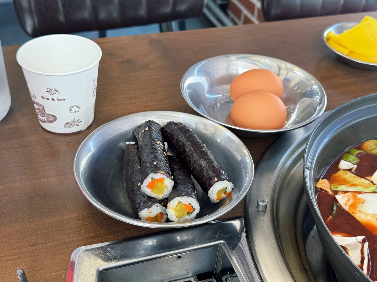 akgaebogi's tweet photo. 서울 중화동 옛날할머니 분식 오랜만에 진짜 맛있는 즉떡 먹었다 달달하면서도 약간 매콤하고 다 맛있어 볶음밥 안되는거 아쉽다 근데 라면+쫄면사리인거 짱 좋아 https://t.co/VmGmVYWumo