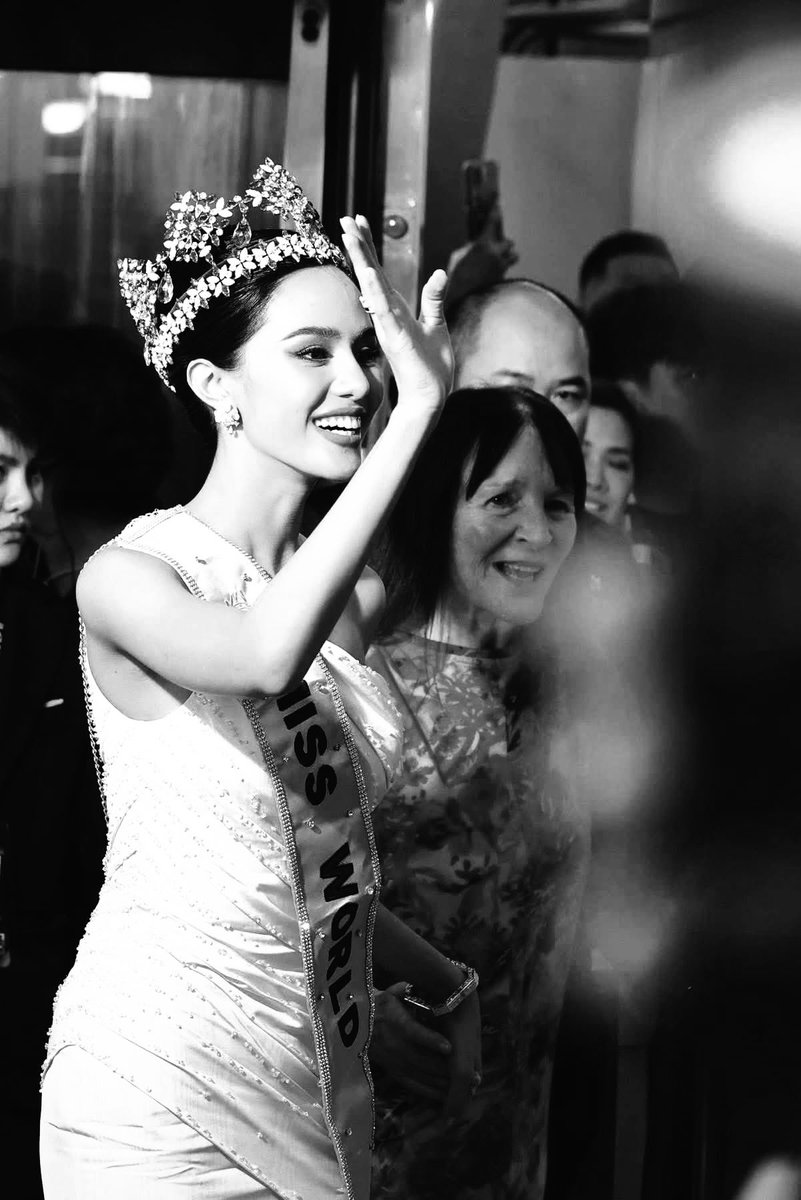 โบกมือทักทายพสกนิกรมากแกเอ้ย

#โอปอลสุชาตา #HomeComingMissWorld2025