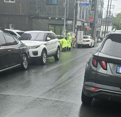 경북 경산시입니다. 
주말에 비오는데 아니 공무원들이.. 

공무원들 이런거 첨 봅니다 
평일에도 본 적 없지만, 주말인데도 공무원들이 비온다고 배수구를 점검하고 있네요

대통령 바뀌었다고 이래도 되는 겁니까⁉️ ㅋㅋㅋ

이재명의 국민주권 국가를 실감하네요 👍👍👍👍👍