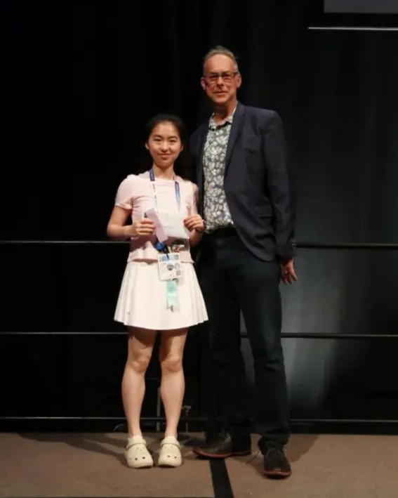 At the 2025 ISMRM Annual Meeting in Hawaii, Yueqi Qiu, a PhD student from SJTU’s School of Biomedical Engineering, made history by winning the prestigious Prince-Meaney Translational Science Award🏆🌍

This award, one of ISMRM’s top three Young Investigator honors, recognizes