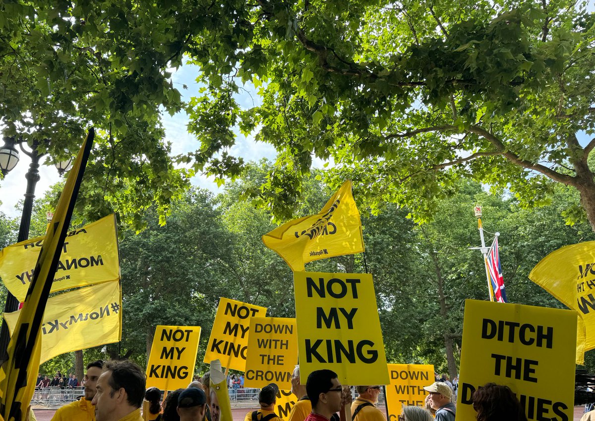 Our Trooping the Colour protest is growing - next up, Charles’s arrival… #NotMyKing #AbolishTheMonarchy