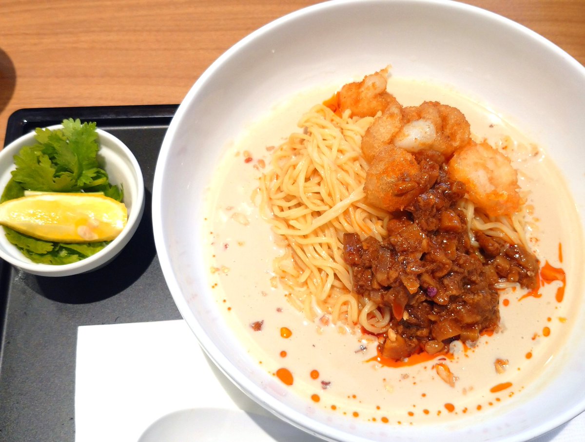 お昼は「デニーズ 溝ノ口駅前店
」にて飯田商店監修「オリエンタル冷やし豆乳担々麺」。(神奈川県川崎市)

弾力と噛み応えのある麺に、豆乳ベースのスープ、麻辣入の肉味噌。海老フリッターと揚げ白玉付。好みの分かれるパクチーがレモンと共に別皿盛りの細やかさ。😊

美味しい一杯。🍜
ご馳走様。🙏