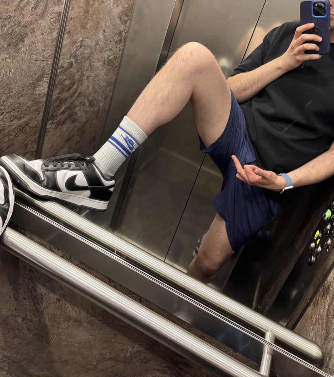 Wesh… viens payer ton tax de PD du week end ! 🤑🤑🤑 C bien sa p’tite chatte à fric, encore vas-y et clique sur le lien de paiement Revolut dans mon profil. Vas-y weshhhh puis descend décrasser mes 🐼Dunks taille 49.5 👟👟