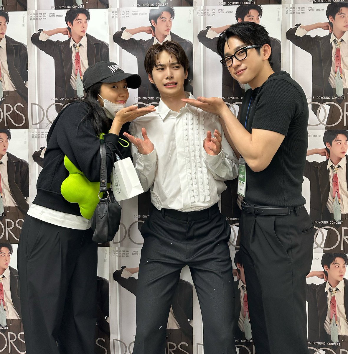 this photo smells like flower, perfume and cotton candy 🥰