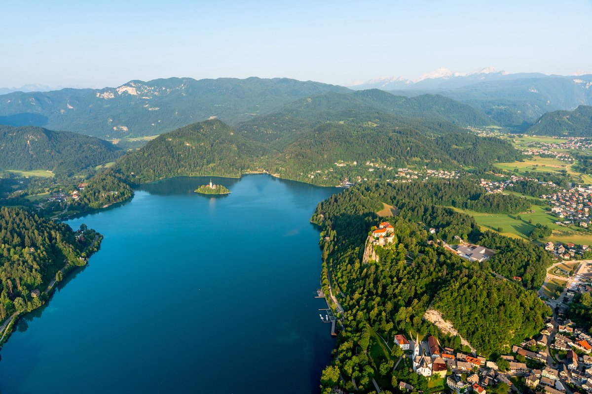 Na sivi skali grad stoji, Bled v soncu ves žari… ☀️🏰

📸 @benjamincrv 

#bledcastle #lakebled #bled #imagoparadisi #julijskealpe #julianalps #ifeelsLOVEnia #myway #mojaslovenija 💚