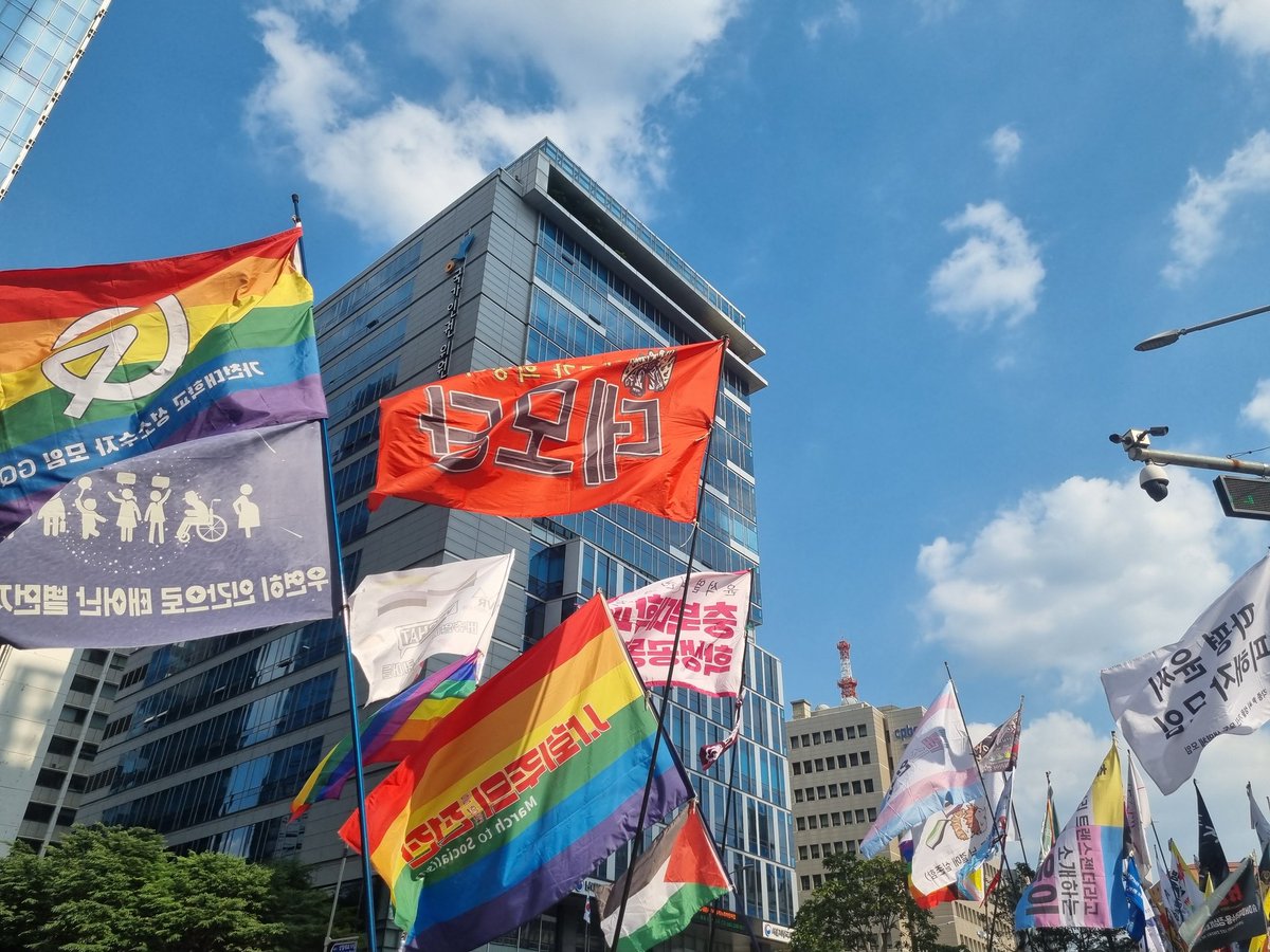 2025 퀴어퍼레이드 마쳤다. 수만명이 참가했다. 고공농성 3사(거통고 조선하청지회, 세종호텔, 한국옵티칼)가 1호차였다. 응원봉 깃발 100여 개가 함께했다. 노동자 안에 퀴어 있다, 퀴어 안에 노동자 있다. 차별금지법 제정하라. 차별과 혐오를 넘어 가자, 평등으로!