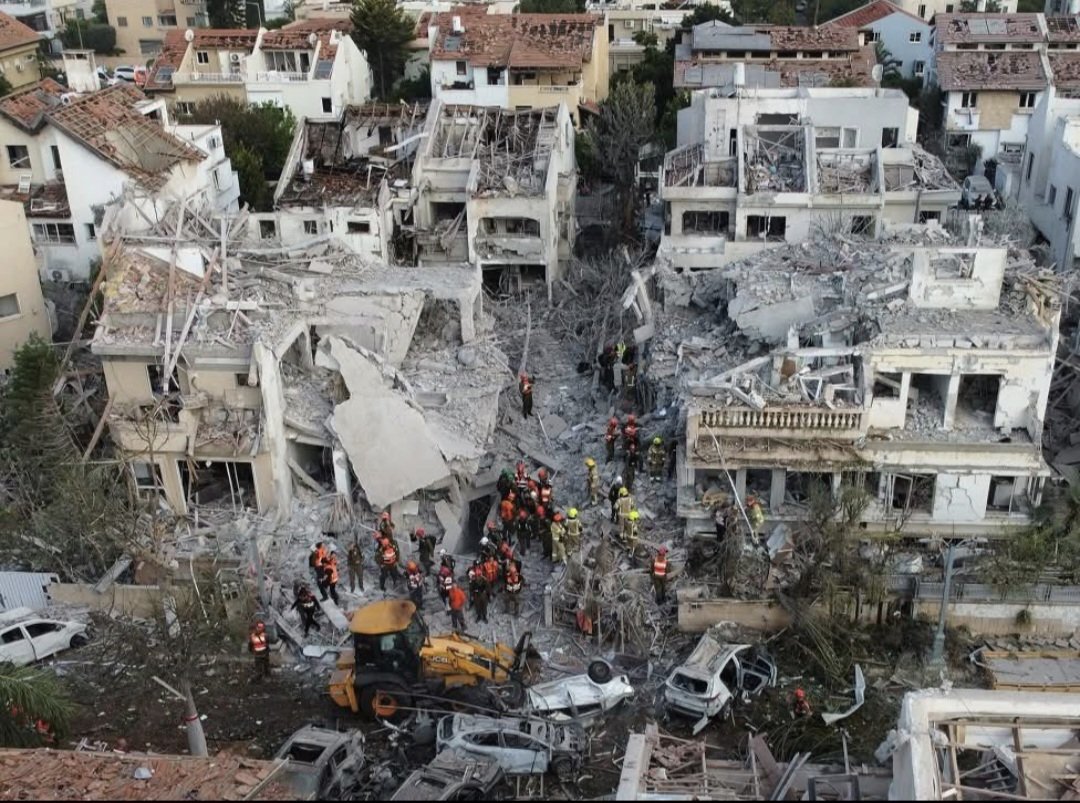 TSaukur's tweet image. Those who say- WHY INDIA DIDN&apos;T FINISH OFF PAKISTAN? 👇🏻

Iran&apos;s missiles did breach 🇮🇱&apos;s iron dome &amp;amp; hit Tel Aviv, Despite Israel being the most powerful in defence.

This could have been somewhere in India had escalations taken place with Pak. 1/3 🧵

(Pic of Tel Aviv)