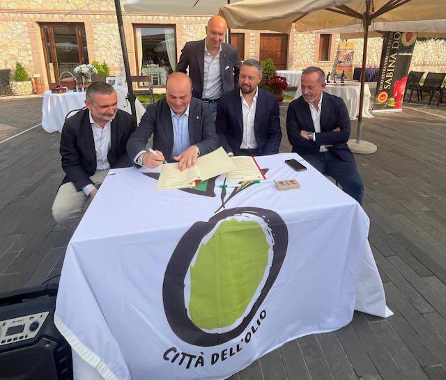 Città dell’Olio e Consorzio Sabina DOP: firmato il Protocollo d’Intesa
cittadellolio.it/2025/06/14/cit…