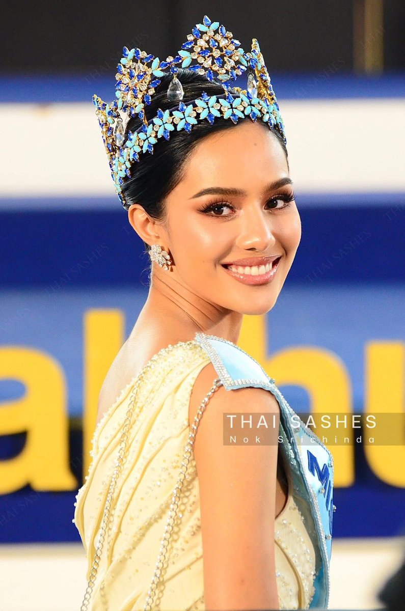 #KBankLiveUpdate

ยินดีต้อนรับ #โอปอลสุชาตา กลับบ้าน
หลังคว้าตำแหน่ง #MissWorld2025 เอามงฟ้าแห่งประวัติศาสตร์กลับมาฝากชาวไทย 👑

ขอแสดงความยินดีและส่งพลังให้โอปอลเดินหน้าต่อไป ✨

กด ❤️ ต้อนรับโอปอลกลับบ้านกันน้า

ขอบคุณภาพจาก FB: Thai Sashes
#HomeComingMissWorld2025 #OpalSuchata