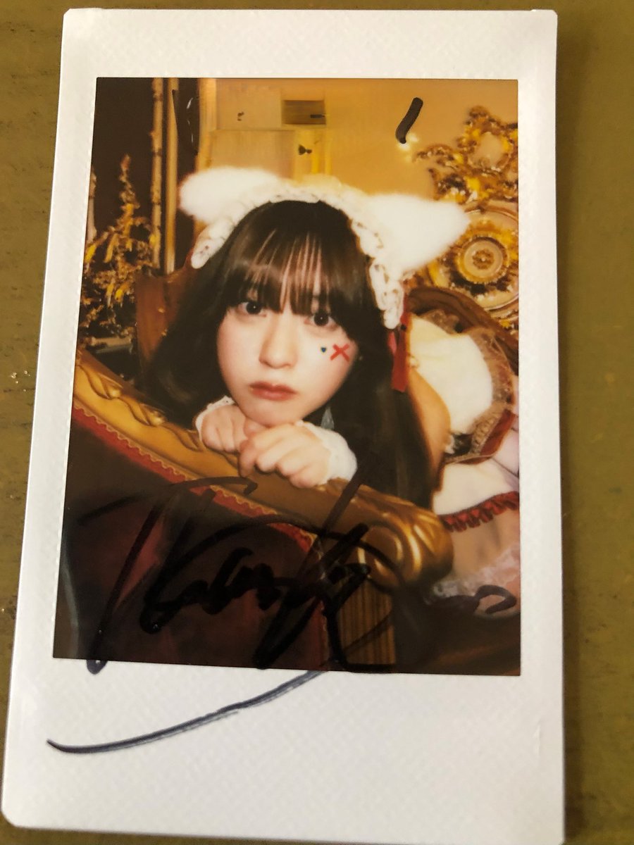 フォロワーの皆様に､お願いがあります。
下の画像の4枚は､みんな値段が同じで4枚共¥2000以上します。
最初の2枚と後の2枚を比べてみたら分かると思いますけど完全な手抜きチェキです。