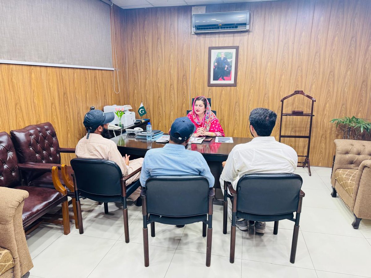 The entomology team briefed the District Health Officer Islamabad on ongoing dengue surveillance activities and field operations. 
Future plans were also discussed to enhance response strategies and strengthen vector control across the district.
#DHOIslamabad #VectorControl