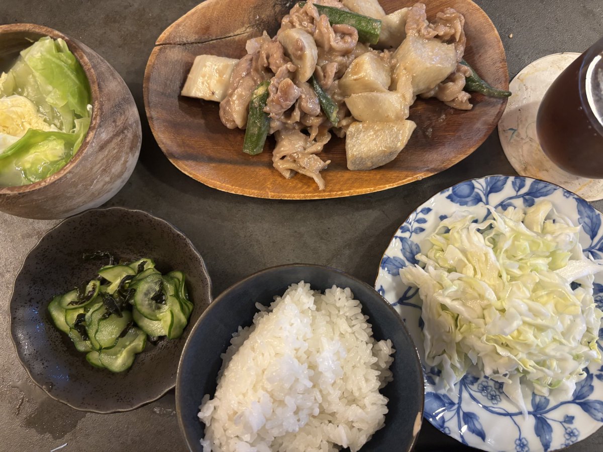 帰ったらミィラさんが「長芋とオクラと豚肉の梅出汁炒めと、キャベツサラダと、キャベ玉スープと、きゅうりの酢の物」

を作ってくれました。

#今日のミィラさん