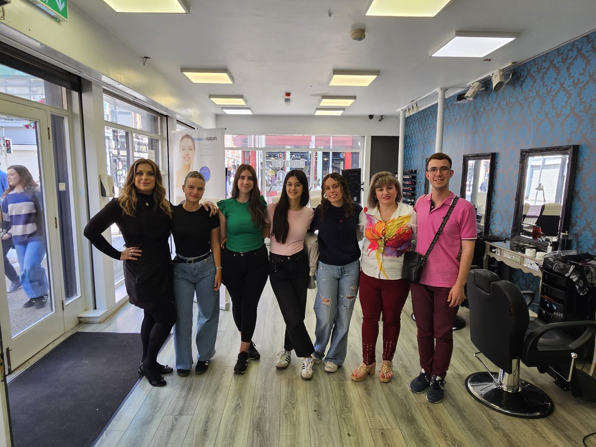 Alumnado 1° de peluquería disfrutando del programa Erasmus. 10 días en Irlanda reforzando competencias lingüísticas, visitando empresas del sector, y realizando actividades culturales también. Experiencia única gracias a Erasmus+.
#Erasmusplus #fp #peluqueria #sepie_gob #Sepie