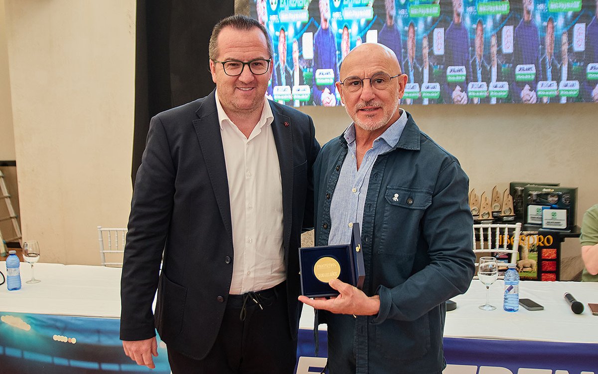 ⚽ | #Entrenadores |

📸El Seleccionador Nacional, 𝐋𝐔𝐈𝐒 𝐃𝐄 𝐋𝐀 𝐅𝐔𝐄𝐍𝐓𝐄, recibe la 🏅𝐌𝐄𝐃𝐀𝐋𝐋𝐀 𝐃𝐄 𝐎𝐑𝐎 del #CENTENARIO de la <a href="/FedExFutbol/">Fexfutbol</a> de manos de su presidente, Sergio Merchán.

De esta forma, la territorial extremeña ha querido premiar los éxitos
