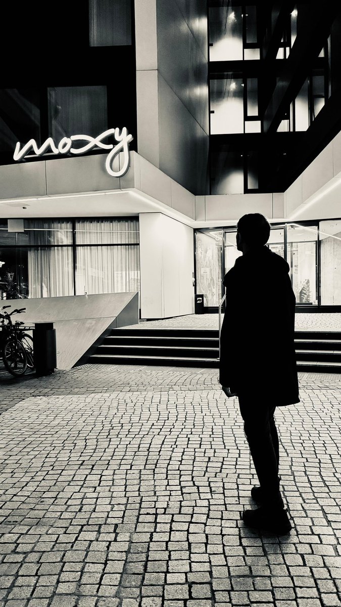 Moxy Frankfurt City Center 

أنسب خيار فندقي للسكن في قلب مدينة #فرانكفورت #المانيا
كسعر مقارنة بالموقع.

فندق شبابي أنيق ومريح وملاصق لمجمع MyZeil.

ملاحظة:
الغرفة ١٧ متر.
بلا: خزانة، ثلاجة، معدات قهوة.
يوفر غرف عائلية ٢٧ متر.
موقف سيارة ٣٠€ يومي.
bit.ly/3STDbit