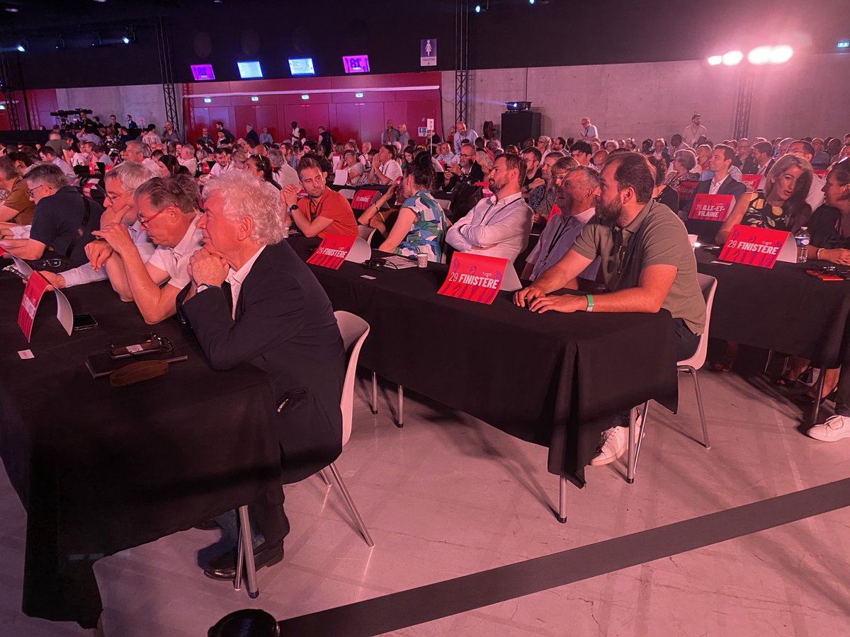 🌹Les tables des délégations bretonnes <a href="/Socialistes22/">PS Côtes d'Armor</a> <a href="/socialiste35/">Parti Socialiste 35 🌹🇪🇺</a> <a href="/PS_Morbihan/">Parti Socialiste #56 🌹🐝 🇪🇺</a> au #CongresPS de #Nancy au fond, à gauche de la salle.