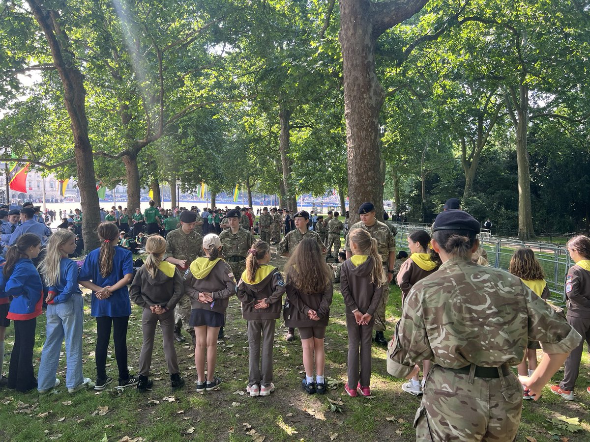 Capt_Afshar's tweet image. what a wonderful site and photo ❤️Some of our Army Cadet Force Cadets doing an interest Drill session to Girl Brownies as we wait for the King’s Birthday Parade &amp;amp; ‘The Trooping the Colour’ here at Horse Guards Parade to commence.#brownies #girlguiding