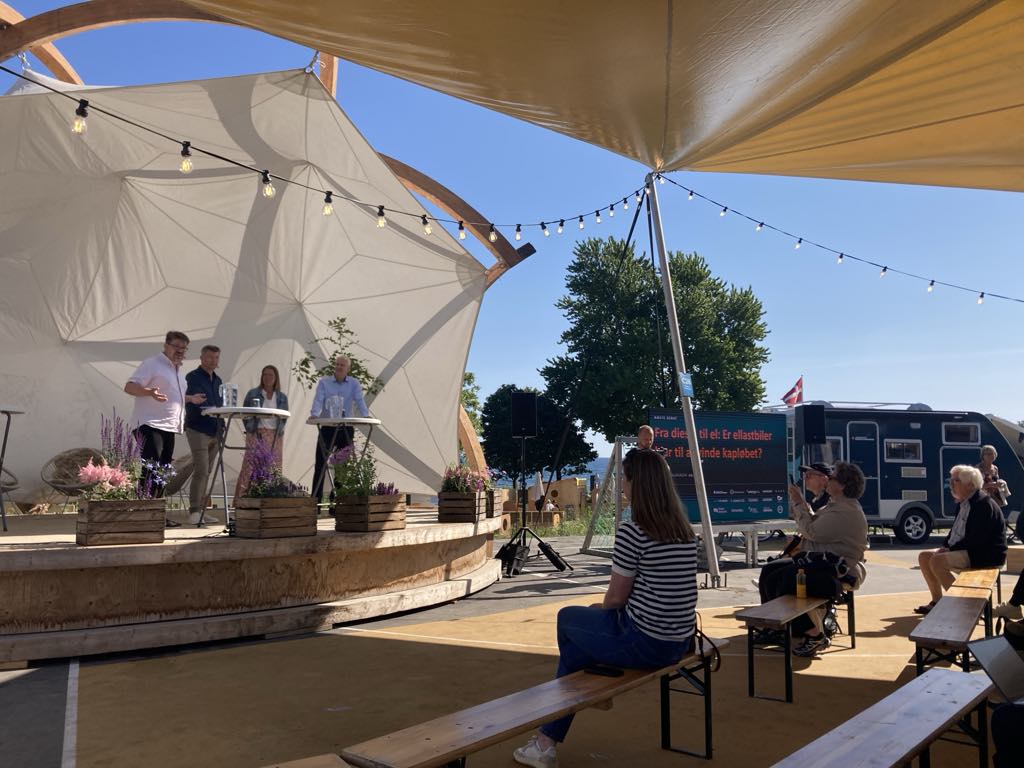 - Vi skal accelerere elektrificeringen af lastbiler, ved at gøre det sammen.
Det var et af hovedbudskaberne fra PostNord, Norlys og Volvo Trucks på #fm25 Tak for debatten og for at gå forrest i den grønne omstilling #dktrp #dkgreen