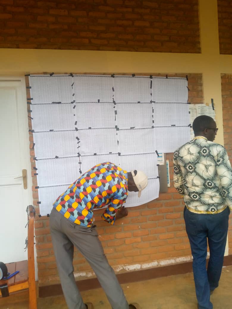 CVR BURUNDI (@cvr_burundi) on Twitter photo Les commissaires/cadres de la <a href="/CVR_Burundi/">CVR BURUNDI</a> assurent concomitamment l'opération d'affichage et la distribution des matériels pour la correction des éventuelles erreurs et/ou la collecte des informations additionnelles. L'affichage se fait jusqu'au niveau des zones. <a href="/NtareHouse/">Ntare Rushatsi House</a> Les commissaires/cadres de la <a href="/CVR_Burundi/">CVR BURUNDI</a> assurent concomitamment l'opération d'affichage et la distribution des matériels pour la correction des éventuelles erreurs et/ou la collecte des informations additionnelles. L'affichage se fait jusqu'au niveau des zones. <a href="/NtareHouse/">Ntare Rushatsi House</a>