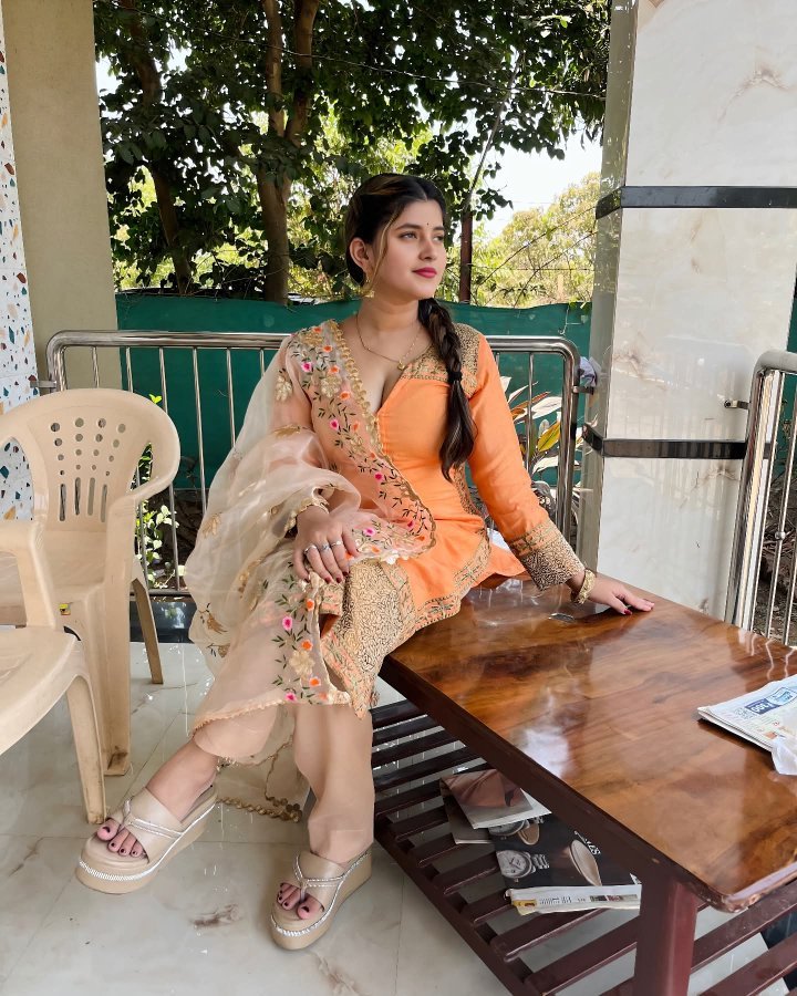 छत पर सुखाए कपड़ों ट्विटर और फेसबुक पर बनाए रिश्तों का कोई भरोसा नहीं, दोनों कभी भी उड़ सकते हैं..👄😮💞💐🌹🥰
❤️🌺🌿 शुभसंध्या 🌿 🌺❤️