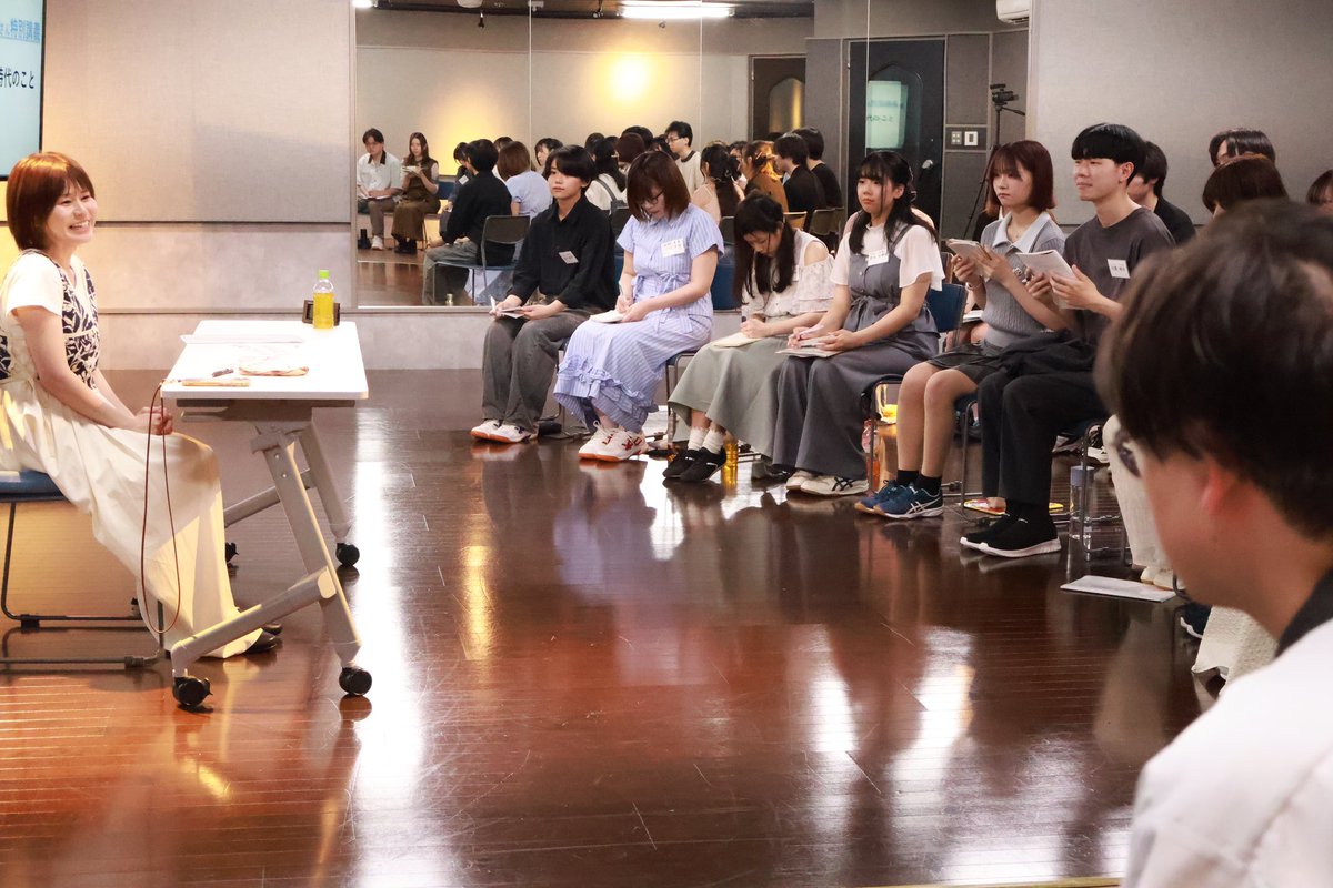 aonijyukuosaka's tweet image. 【授業紹介】
第28期卒の #大空直美 さんが新校舎で初めて特別講義を行いました。
先輩がどんな道を歩んできたのか、興味津々の塾生達に笑顔でお話してくれました。
面と向かって伝えてくれた直々の言葉が、塾生達の心に深く刺さったようです。
#青二塾