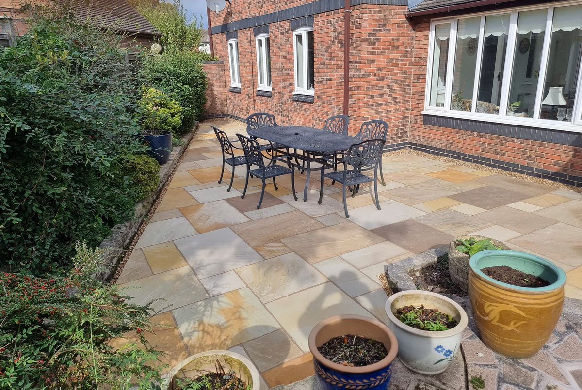 Explore our top pick of sandstone selection: Silver Grey, Raj Green, Rippon Buff, Autumn Blend, and Fossil Mint – each with its own unique character.

💻Shop online: pavingstonesdirect.co.uk/4-riven-finish… 

#pavingstonesdirect #Sandstone #NaturalStone #Paving #Landscaping #GardenDesign